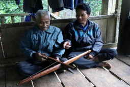 Tin tức trong ngày - Bí ẩn chiếc nỏ thần của người Khùa