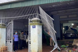 Tin tức trong ngày - Tài xế say xỉn lái xe tông vào nhà dân làm chủ nhà tử vong