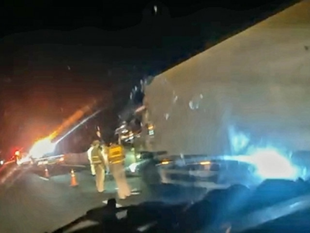 Tin tức trong ngày - Dừng thay lốp, xe khách bị xe tải tông, một người chết, nhiều người bị thương