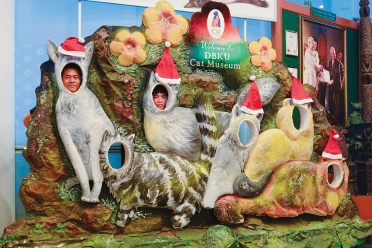 Những tượng mèo thiếu mặt để du khách đưa mặt mình vào thay thế với những tấm ảnh ngộ nghĩnh “Thân mèo, mặt người”