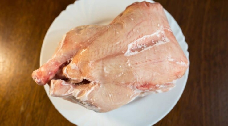 Rất nhiều người rã đông thịt gà sai cách làm mất chất dinh dưỡng và tăng nguy cơ gây độc tố.
