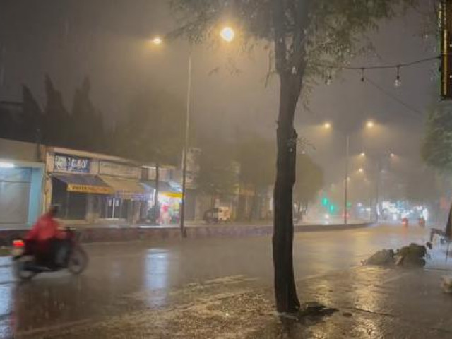 Chiều tối mồng 3 Tết: Mưa to bất thường, cảnh báo ngập ở TP HCM, Bình Dương