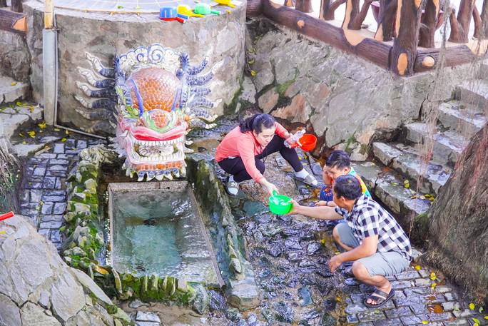 Bí ẩn dòng nước thiêng phun từ lòng đất - 7