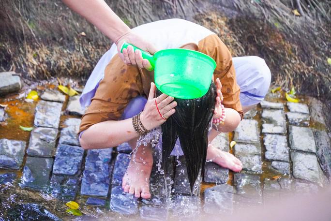 Chị Hương gội đầu bằng dòng nước thiêng
