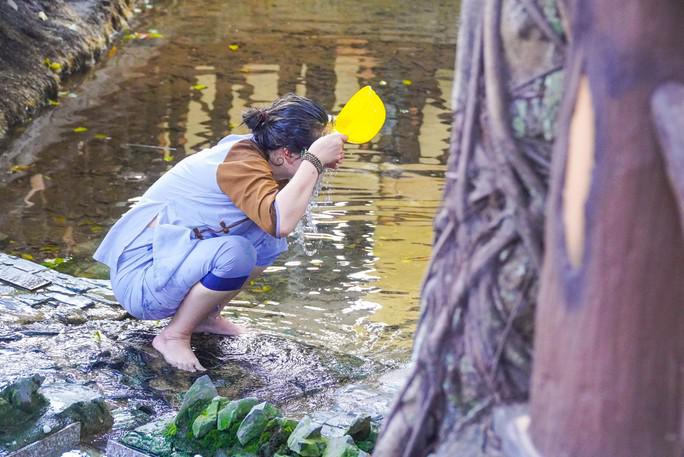 Bí ẩn dòng nước thiêng phun từ lòng đất - 9