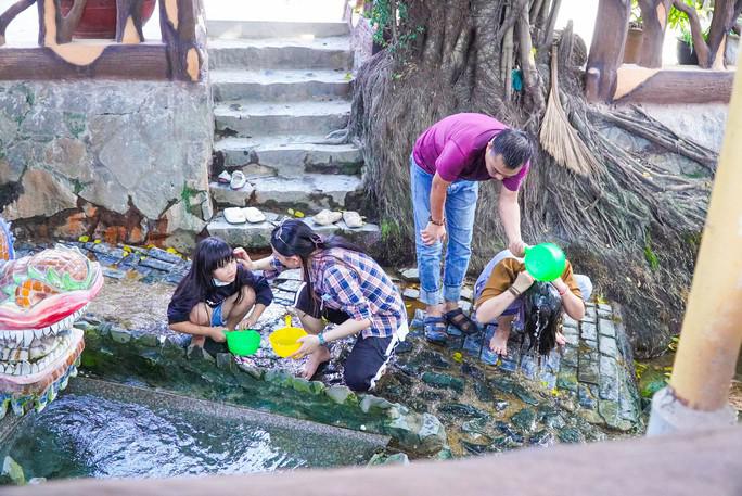 Hết lượt người này rửa mặt xong thì đến lượt khác. Mọi người xếp hàng trật tự tại nơi tôn nghiêm