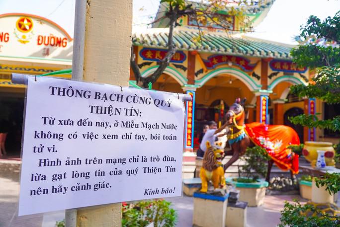 Để tránh trường hợp khách hành hương lợi dụng lòng tin khi đến nơi tôn nghiêm, miễu đã dán các tờ thông báo cảnh giác