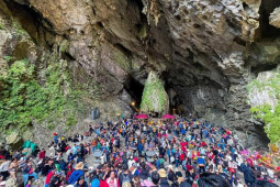 Tin tức trong ngày - Biển người đổ về chùa Hương ngày mùng 4 Tết