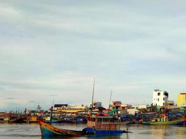 Tin tức trong ngày - Tàu cá bị sóng lớn đánh chìm, 12 thuyền viên rơi xuống biển