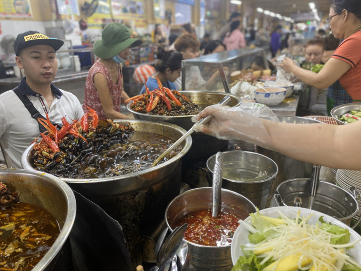 Quầy ốc thơm ngon, hút khách ở chợ Cồn - Đà Nẵng
