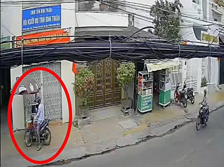 Người đàn ông giả vờ lựa vé số rồi cướp 350 tờ vé số. Ảnh cắt từ camera.