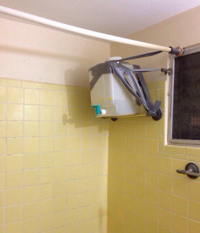 Khi nhà chưa mua được vòi tắm mới.
