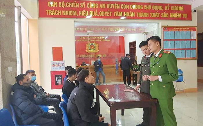 Tổ công tác Công an huyện Con Cuông hướng dẫn người dân các thủ tục, giấy tờ khi cấp CCCD.