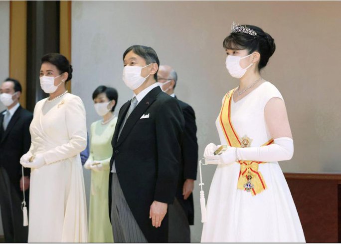 Công chúa Aiko (phải) tham dự một sự kiện cùng cha mẹ là Thiên hoàng Naruhito (giữa) và Hoàng hậu Masako (trái) . Ảnh: Reuters