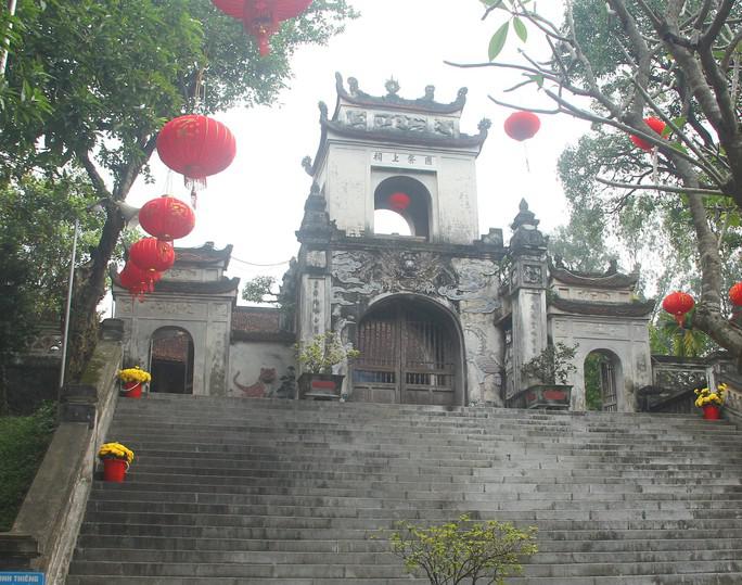 Đền Cuông linh thiêng tọa lạc trên núi Mộ Dạ, xã Diễn Trung, huyện Diễn Châu