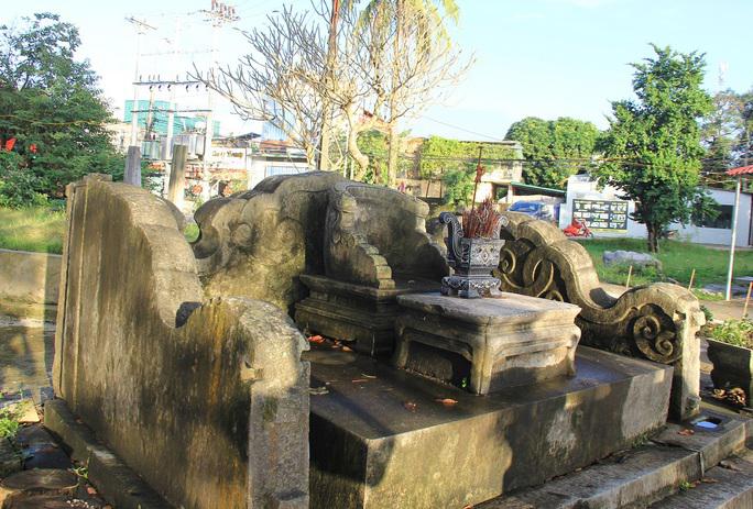 Ở chính giữa khu lăng mộ, tại vị trí cao nhất có hai chiếc ngai bằng đá, chiếc lớn đặt trên một bệ đá hình vuông, mỗi chiều khoảng 2 m, dày khoảng 0,4 m