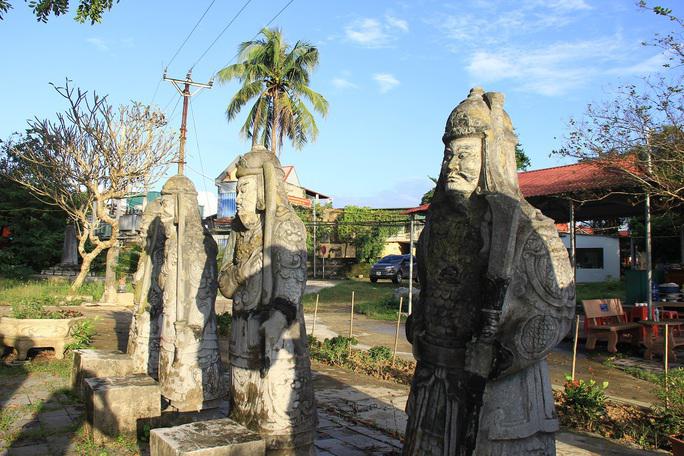 Nhìn từ ngai vàng xuống là những bức tượng quan văn, quan võ đứng chầu hai bên khu lăng mộ