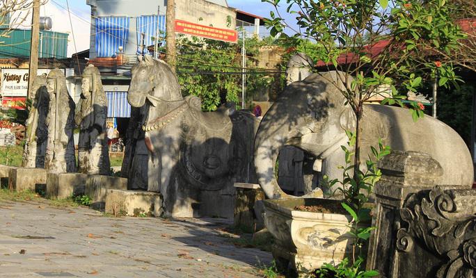 Từ ngai vàng hướng ra ngoài, sau hàng tượng quan là tới tượng ngựa và voi