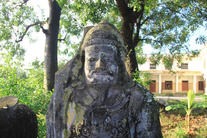 Những vị quan này đều được điêu khắc bằng đá xanh rất tinh xảo