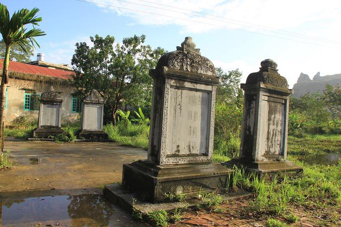 Trong quần thể lăng có 4 tấm bia đá, mỗi tấm cao khoảng 2 m, rộng 1,2 m, dày 0,15 m được xếp vào loại bia đá đẹp nhất nhì ở xứ Thanh