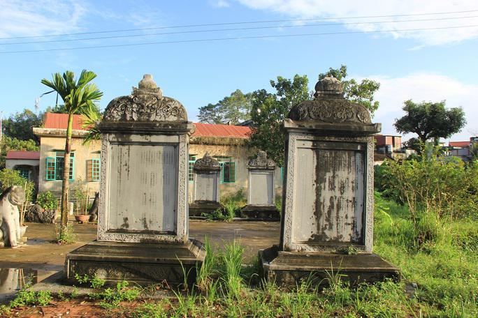 Văn bia được khắc chữ Hán, ghi chép tiểu sử Quận Mãn và tên các làng cúng tế, địa giới, điện tích đất xưa kia của 9 làng và nơi đặt khu lăng mộ.