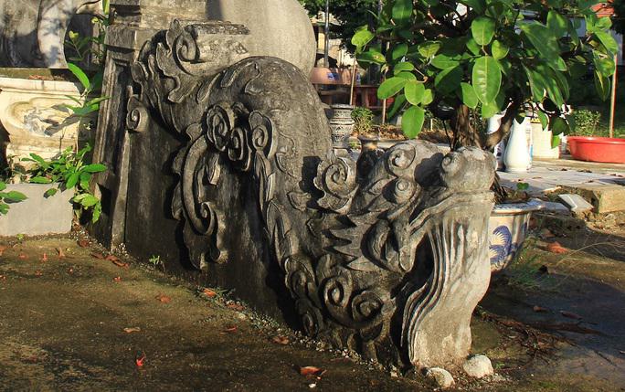 Tiếp đến là cặp rồng đá ngay bậc thềm