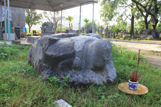 Do không được trùng tu và bảo vệ, nhiều hiện vật ở lăng Quận Mãn đã xuống cấp. Ngay trong khuôn viên lăng mộ có một tượng rùa đá nặng hàng tấn đã bị đập phá, hư hỏng nhiều bộ phận