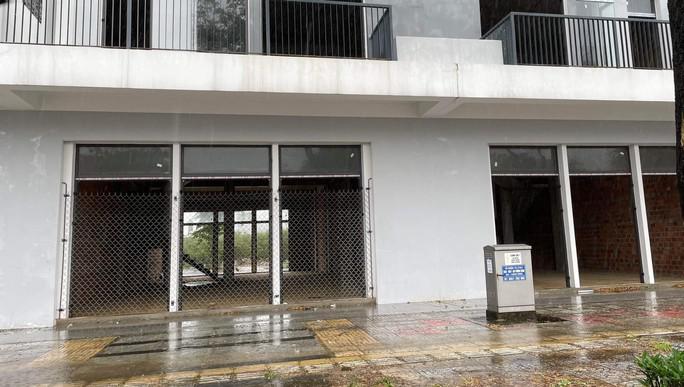 Phát hiện sự việc, người dân dùng tôn, lưới sắt B40 rào tạm các shophouse