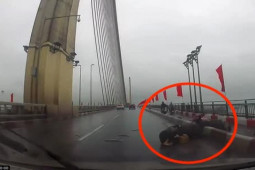 Clip: Gây họa khiến 2 người đi xe máy ngã văng qua dải phân cách, tài xế ”chạy mất hút”