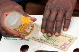 Thế giới - Nghề "vá tiền đô" ở Zimbabwe