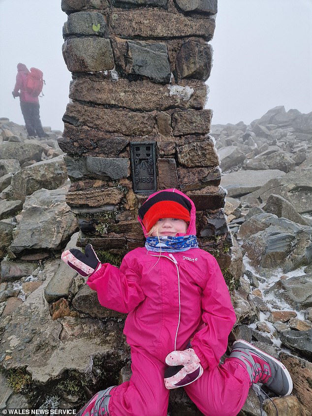 Cô bé 5 tuổi là người trẻ nhất leo lên đỉnh núi cao nhất nước Anh - 1