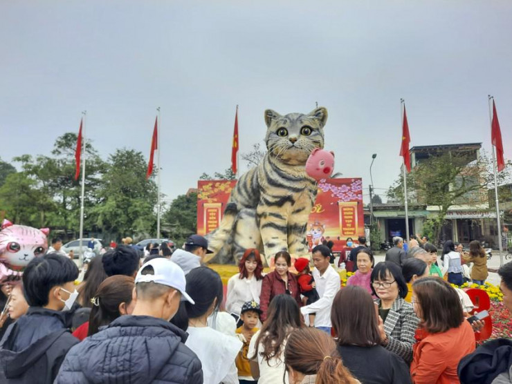 Nhiều người đến huyện Triệu Phong chụp ảnh với linh vật mèo.
