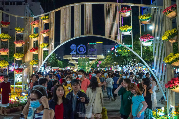 Ghi nhận của Tiền Phong vào lúc 20h, mặc dù còn hơn 1 giờ nữa đường hoa Nguyễn Huệ mới đến giờ đóng cửa thế nhưng vẫn có rất đông người dân đến tham quan.