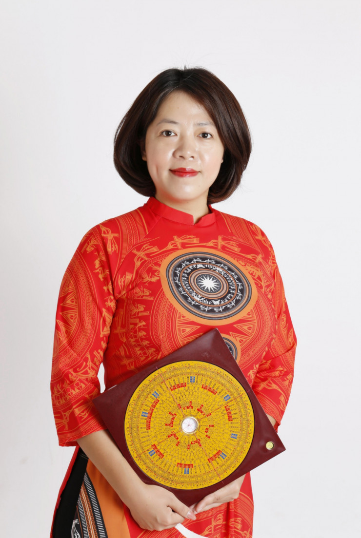Chuyên gia phong thủy Nguyễn Song Hà cho rằng khi thắp hương dùng đèn nháy, bóng đèn điện thay cho đèn dầu