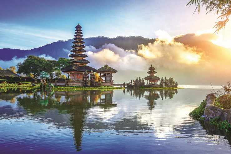 Đảo Bali hấp dẫn du khách bởi những ngồi đền thờ Hindu cổ kính thiêng liêng với lối kiến trúc độc đáo, các bãi biển xanh trong bên bờ cát trắng trải dài dưới ánh nắng rực rỡ, những thửa ruộng bậc thang mênh mông xanh ngát, những ngôi làng truyền thống và ẩm thực đặc sắc.