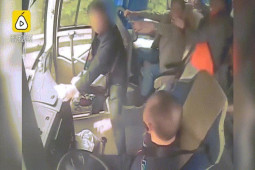 Video: Thấy chuyện bất bình, nam thanh niên tung cước đánh khách trên xe bus