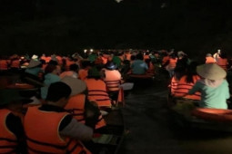 Tin tức trong ngày - Sự thật thông tin Tràng An ùn tắc thuyền, du khách mắc kẹt đến 12h đêm