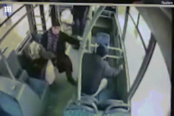 Phi thường - kỳ quặc - Video: Xe bus lao xuống hồ, hành khách bất lực trong cảnh nước ập vào