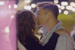 Phim - Nụ hôn kiễng chân của Mạnh Trường và bạn diễn kém 10 tuổi gây tò mò