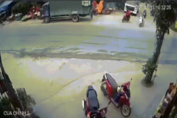 Xe máy - Xe đạp - Clip: Sang đường kiểu "Ninja lead" khiến xe tải vạ lây