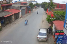 Xe máy - Xe đạp - Clip: Xe máy phóng nhanh mất lái cặp đôi "trẻ trâu" trượt dài trên đường