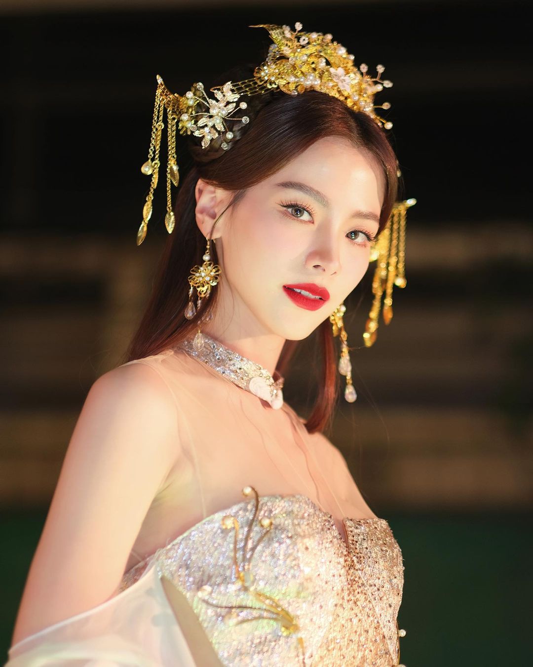 Nữ diễn viên Baifern Pimchanok hóa thân tiên nữ trong sự kiện năm mới 2023 và thu hút đám đông người hâm mộ kéo xuống đường.