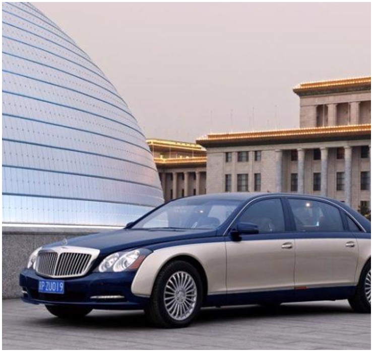 Người đàn ông giàu thứ 2 của Ấn Độ cũng sở hữu chiếc Maybach 62 trị giá 730.000 USD (hơn 17 tỷ đồng). Đây là món quà sinh nhật do vợ của ông tặng.
