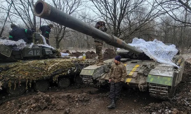 Binh sĩ Ukraine đứng cạnh xe tăng gần chiến trường ở&nbsp;Bakhmu. Ảnh: Reuters