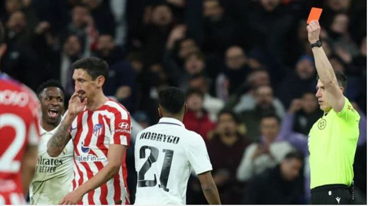 Thẻ đỏ gây nhiều tranh cãi của trung vệ Stefan Savic ở hiệp phụ