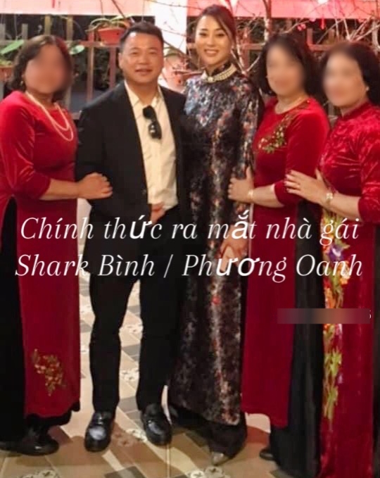 Trong các khung ảnh, Phương Oanh và Shark Bình đều được ưu ái đứng ở vị trí trung tâm. Điều này cho thấy gia đình nữ diễn viên rất quý mến nam doanh nhân