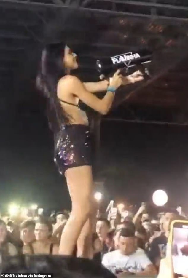 Nữ DJ Brazil cầm súng bắn pháo hoa giấy.