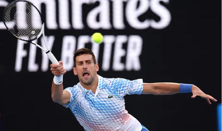 Djokovic phải 2 lần cứu break point trong game mở màn trận đấu
