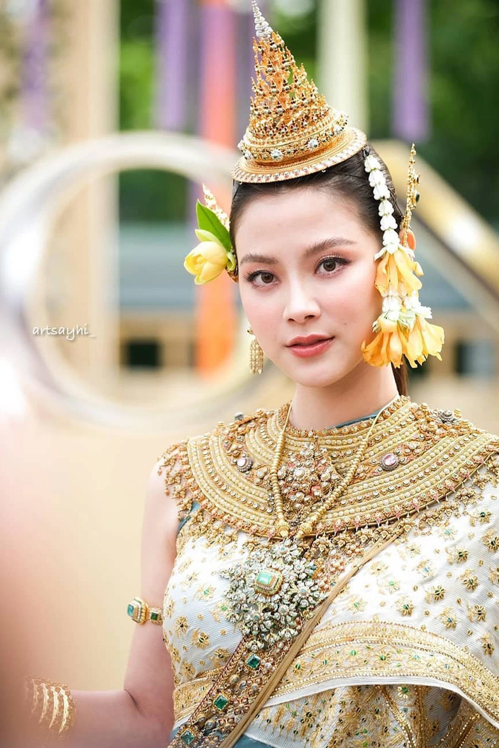 Nữ diễn viên hóa thân nữ thần tại sự kiện&nbsp;The Iconic Songkran Festival. Nét kiều diễm của cô khiến không ít người phải dành tặng những lời khen.