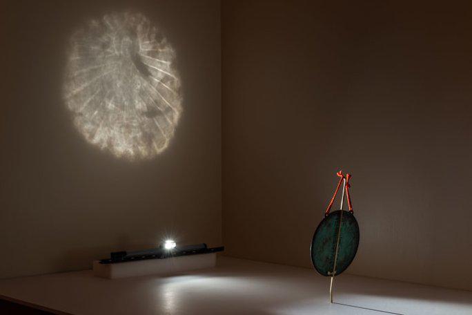 Tấm gương "ma thuật" 400 tuổi làm hiện ra hình ảnh Phật A Di Đà một khi ánh sáng được chiếu vào đúng cách. Ảnh: Cincinnati Art Museum